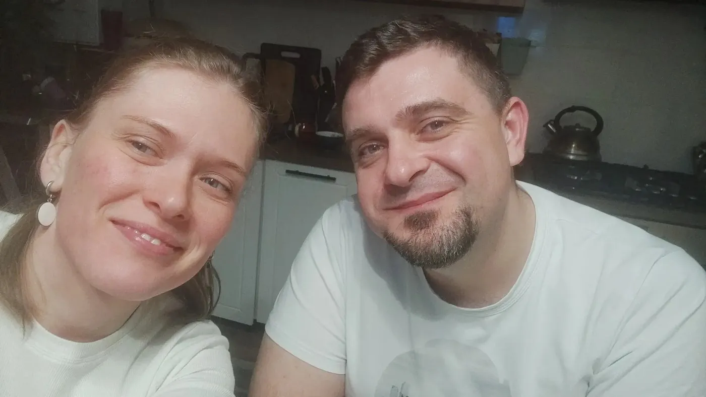 Кирилл с женой на кухне, оба в белых футболках