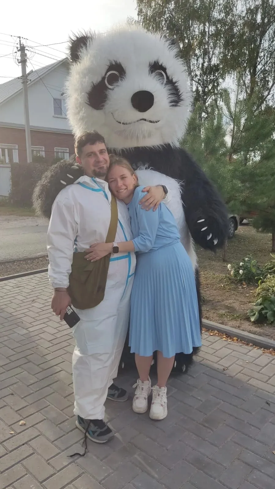 Кирилл с женой обнимаются на фоне костюма панды