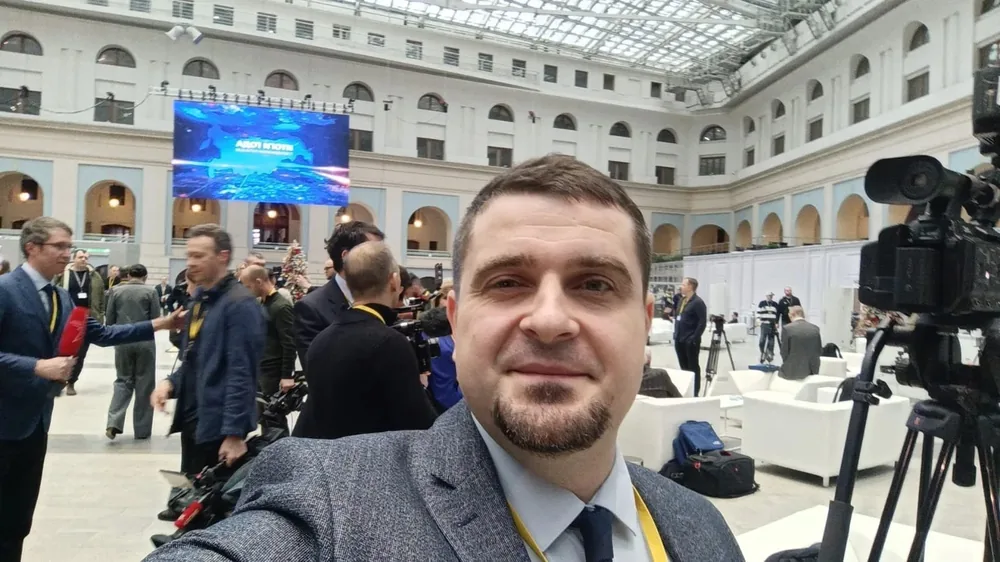 Кирилл на медиафоруме среди камер и журналистов