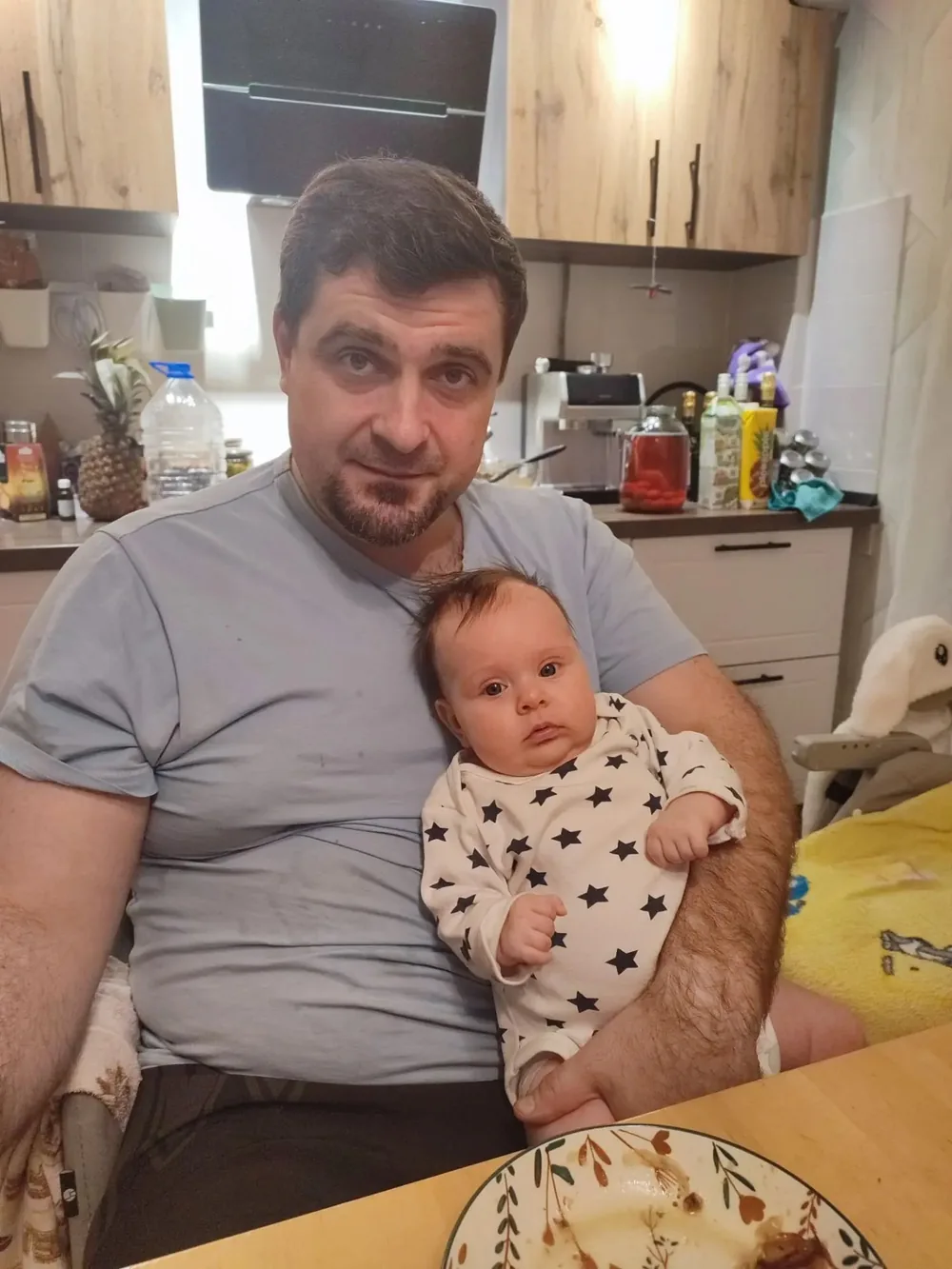 Кирилл с младенцем на кухне